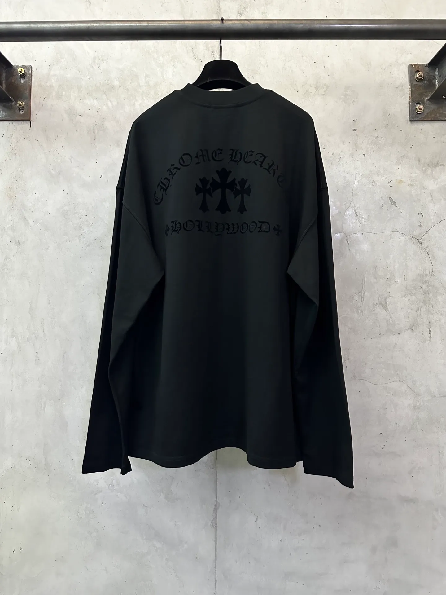 P300 Chrome Hearts 25ss flocked logo letter round neck long-sleeved T-shirt. Fabric is high-definition, super heavyweight cotton, double yarn compact Xinjiang cotton. Weight: 320 grams. Clean cloth surface. Clear cloth texture. Tight feel. Stiff. High color fastness. No deformation. No discoloration. Customized hardware. Thread. Accessories. Alignment. Same style for men and women. -Color: Black White -Size: XS S M L